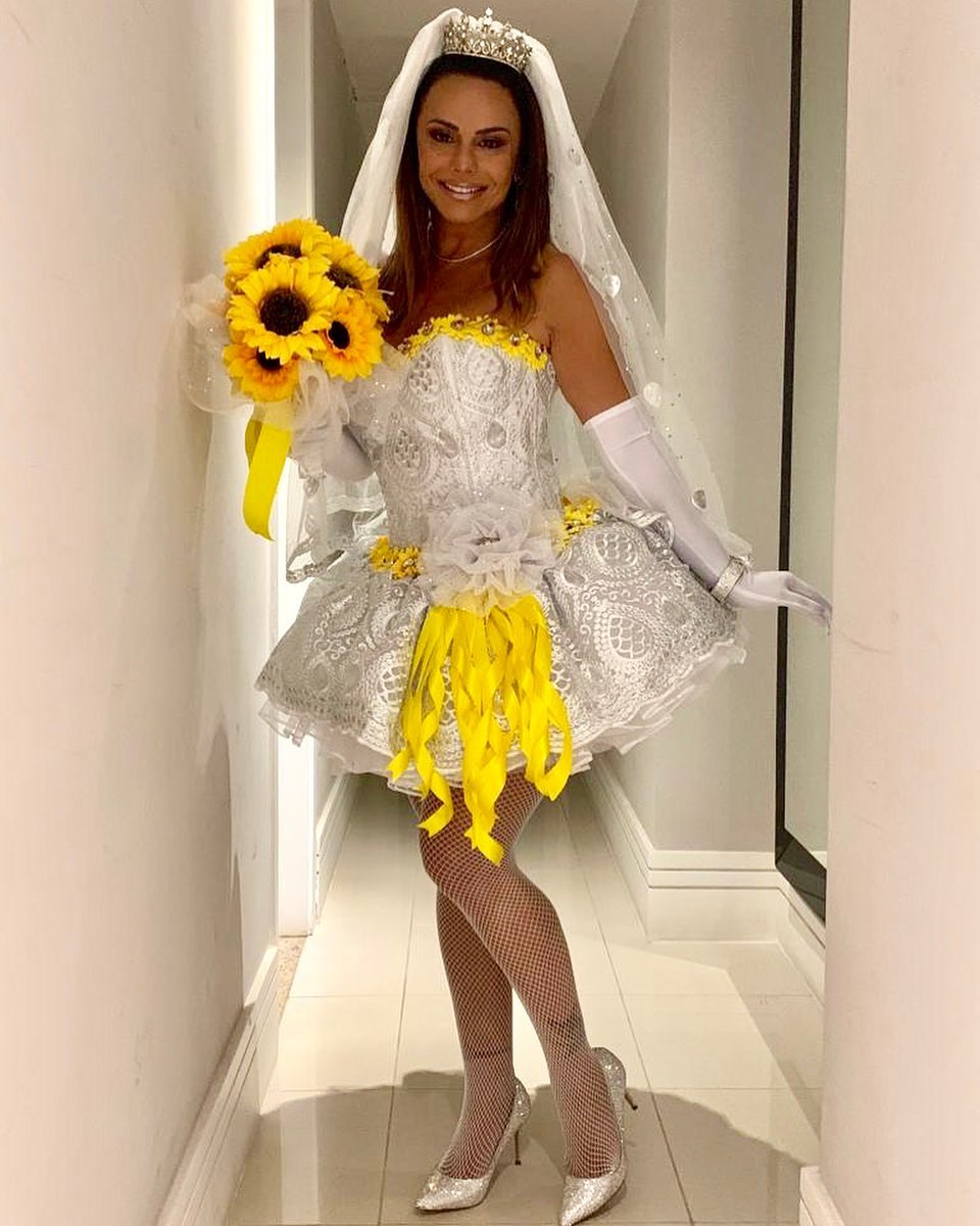 Viviane Araújo surgiu plena vestida de noiva (Foto: Reprodução/Instagram)