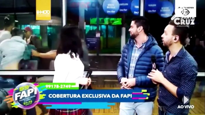 Briga aconteceu durante entrevista ao vivo na TV (Reprodução)