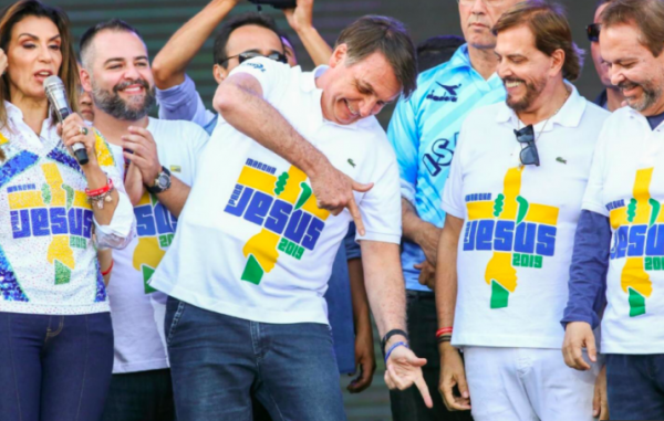 Bolsonaro e o polêmico gesto da arma na Marcha para Jesus (Foto: Reprodução)