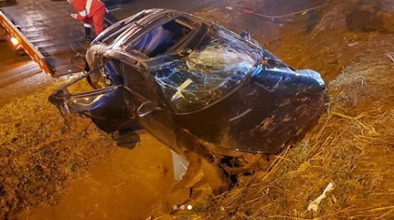 Carro da dupla sertaneja ficou destruído (Foto: Reprodução)