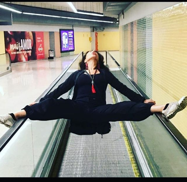 Claudia Alencar com pose inusitada em metrô (Fotos: Divulgação)