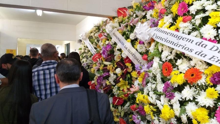 Coroas de flores na entrada do Cemitério onde ocorre o velório de Rafael Miguel e seus pais (Foto: Paulo Pacheco/ UOL)