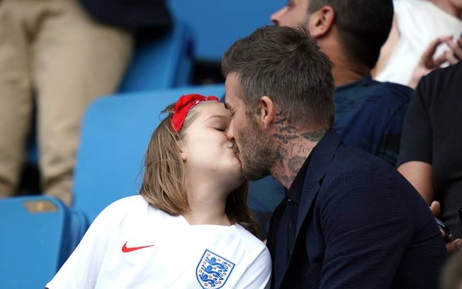 David Beckham e a filha deram um beijo na boca durante uma partida de futebol 