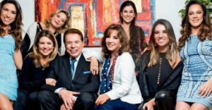 Silvio Santos com as filhas e a esposa, Iris Abravanel (Foto: Reprodução)