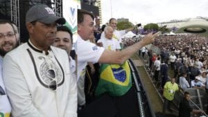 Bolsonaro joga chapeu carríssimo de Valdemiro (Foto: Reprodução)