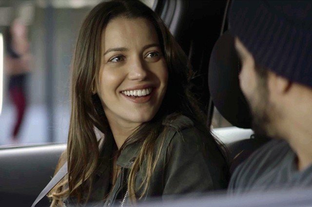 Fabiana (Nathalia Dill) em cena de A Dona do Pedaço com Rock (Caio Castro) da Globo