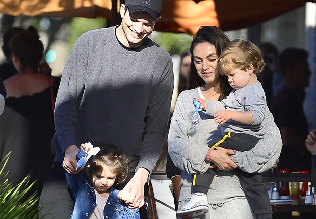 Mila Kunis, Ashton Kutcher e os filhos, Wyatt e Dimitri (Foto: Grosby (Foto: Reprodução)