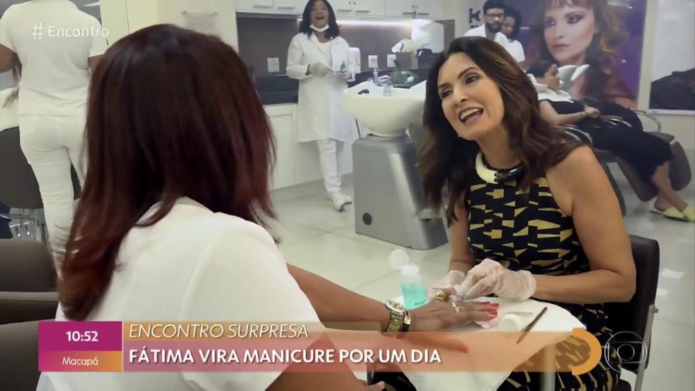 Fátima Bernardes vira manicure por um dia, no 'Encontro' — Foto: Reprodução/ TV Globo