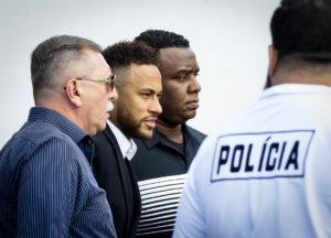 Imagem do post Neymar luta para provar que não estuprou, faz revelação profundamente triste sobre o filho e “para” a delegacia ao cair em prantos