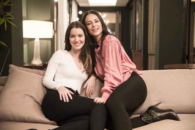 Fabiana (Nathalia Dill) e Vivi (Paola Oliveira) em A Dona do Pedaço (Foto: Globo/João Miguel Júnior)