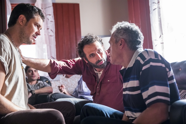 Chiclete (Sergio Guizé), Adão (César Ferrario) e Cosme (Osvaldo Mil) em cena de A Dona do Pedaço (Foto: Globo/João Miguel Júnior)