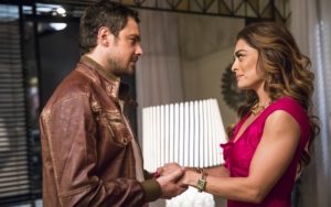 Chiclete (Sergio Guizé) e Maria da Paz (Juliana Paes) em cena de A Dona do Pedaço (Foto: Globo/João Miguel Júnior)