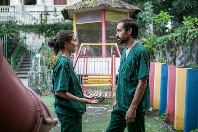 Carolina (Marjorie Estiano) e Evandro (Julio Andrade) em cena de Sob Pressão (Foto: Globo/Raquel Cunha)