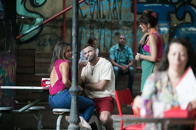 Madureira (Henri Castelli) com Jenifer (Rayane Amaral) e Carla (Mariana Santos) em cena que homenageará Gabriel Diniz em Malhação (Foto: Globo/Raquel Cunha)