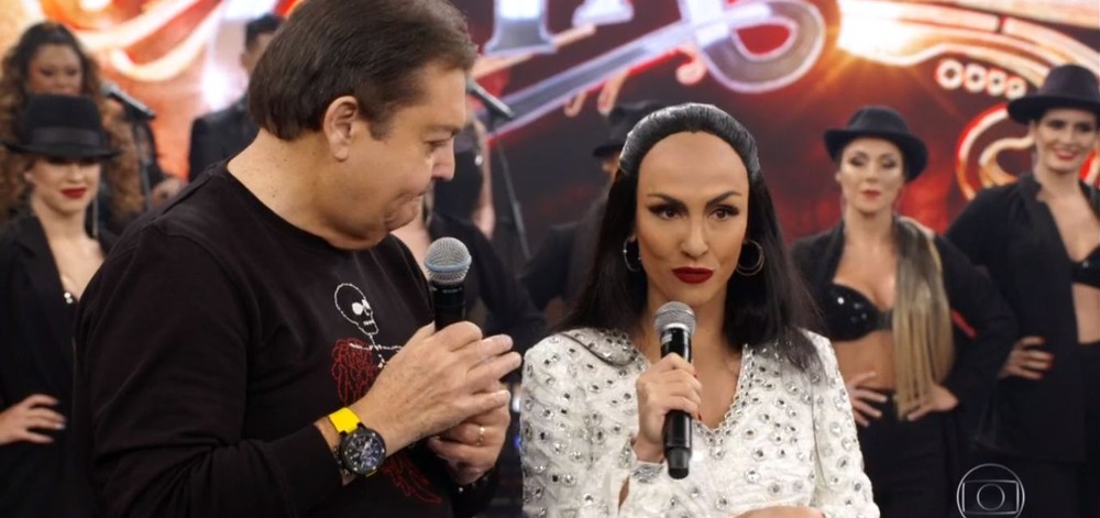 Mel Fronckowiak surgiu ao lado de Faustão e virou piada por conta de sua testa, tanto que foi comparada com Larissa Manoela 