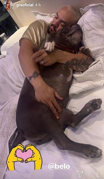 Gracyanne Barbosa flagra cantor Belo na cama com um de seus cachorros (Foto: Reprodução)