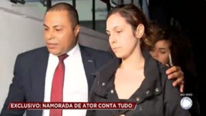 Isabela chega à Delegacia para depor sobre a morte de Rafael Miguel com advogado (Foto: Divulgação)