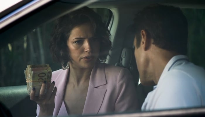 Josiane (Agatha Moreira) e Régis (Reynaldo Gianecchini) com dinheiro do roubo em A Dona do Pedaço (Foto: Reprodução/Globo)