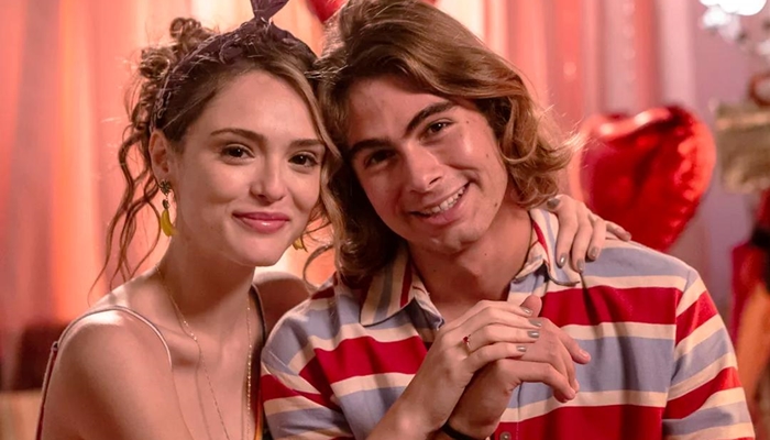 Manu (Isabelle Drummond) e João (Rafael Vitti) em Verão 90 (Foto: Globo/Artur Meninea)