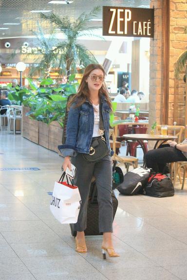 Marina Ruy Barbosa embarca sozinha em aeroporto no Rio de Janeiro sem maquiagem (Foto: Divulgação / AgNews)