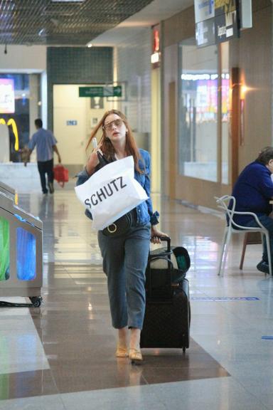 Marina Ruy Barbosa embarca sozinha em aeroporto no Rio de Janeiro sem maquiagem (Foto: Divulgação / AgNews)