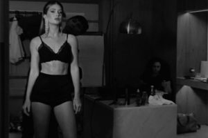 Marina Ruy Barbosa foi flagrada de lingerie (Foto: Reprodução/Instagram)