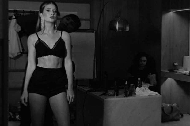 Marina Ruy Barbosa foi flagrada de lingerie (Foto: Reprodução/Instagram)