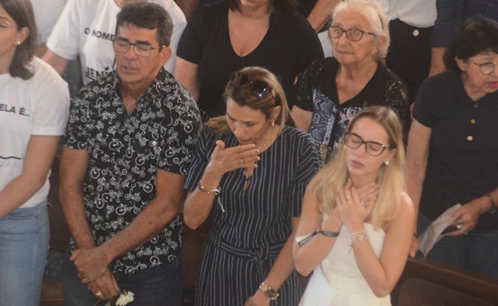 Família de Gabriel Diniz na missa de sétimo dia do cantor (Foto: Ag News)