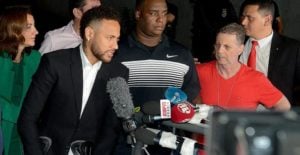 Imagem do post Neymar Jr deixa a Delegacia após prestar depoimento, faz esclarecimento sobre acusação de estupro e dá detalhes