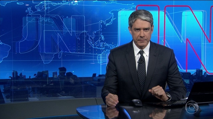 William Bonner na bancada do Jornal Nacional, da Globo, leu nota de retratação a pedido do site The Intercept Brasil (Foto: Reprodução)