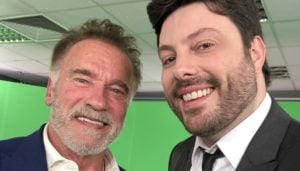 Arnold Schwarzenegger ao lado de Danilo Gentili. (Foto: Reprodução/Twitter)