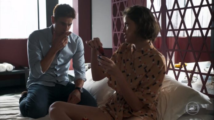 Régis (Reynaldo Gianecchini) e Jô (Agatha Moreira) de A Dona do Pedaço (Reprodução/TV Globo)