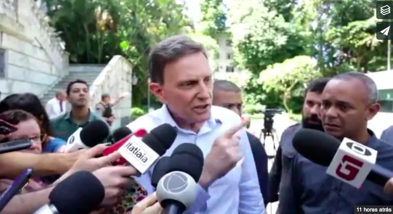 Prefeito Marcelo Crivella discutindo com Jornalista da Globo recentemente  (Foto: Reprodução/Globo)