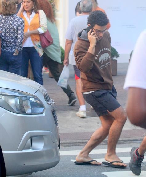 Sérgio Malheiros fala ao celular durante passeio pelas ruas de Ipanema no Rio de Janeiro