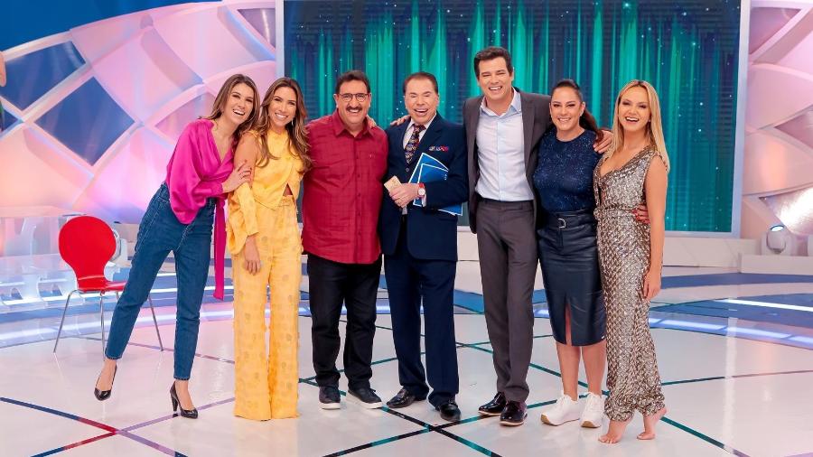 Silvio Santos recebeu seus apresentadores no palco de seu programa no SBT (Foto: Lourival Ribeiro/SBT)