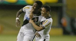 O jogador do Vasco, Thalles, com um ex-companheiro no time carioca (Foto: Reprodução)