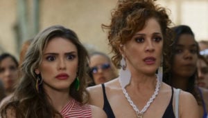 Manu (Isabelle Drummond) teve seu pai escondido por Lidiane (Claudia Raia) em Verão 90 (Foto: Reprodução/Globo)