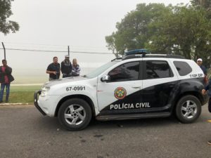 Viatura da Polícia Civil em frente à Granja Comary — (Foto: Cauê Dias/GloboEsporte.com)