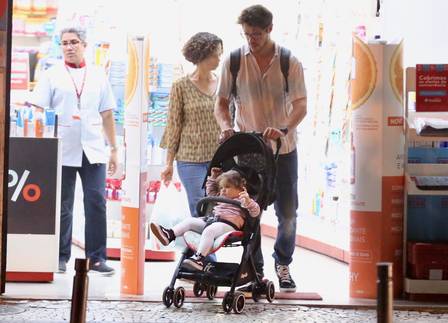 José Loreto passeia com a filha, Bella José Loreto passeia com a filha, Bella Foto: EXTRA