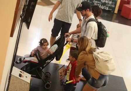 José Loreto passeia com a filha, Bella José Loreto passeia com a filha, Bella Foto: EXTRA