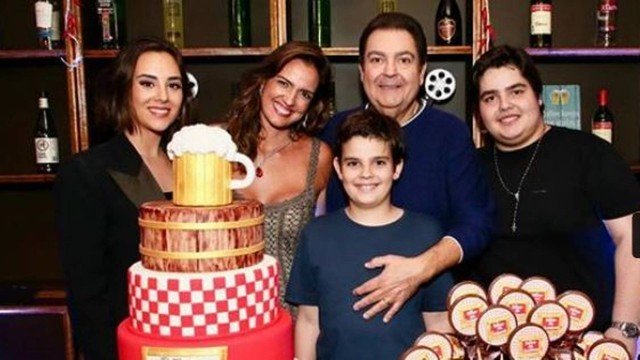 Família de Fausto Silva reunida para comemorar aniversário de 42 anos de Luciana Cardoso, mulher do apresentador (Foto: Instagram)