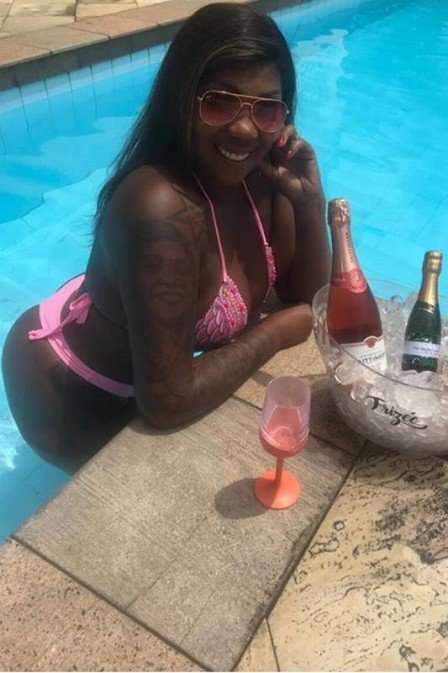 Mãe de Ludmilla tira onde de biquíni na piscina após perder 16 kg Foto: Reprodução 