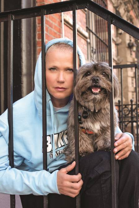 Xuxa posa com sua cadela em Nova York (Foto Caras)