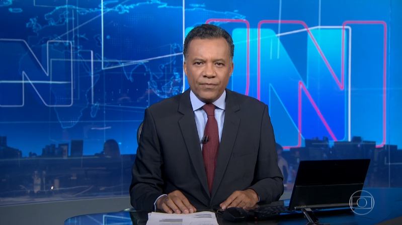 Heraldo Pereira no comando do Jornal Nacional do último sábado (06); noticiário teve mais audiência que A Dona do Pedaço (Foto: Reprodução/Globo)