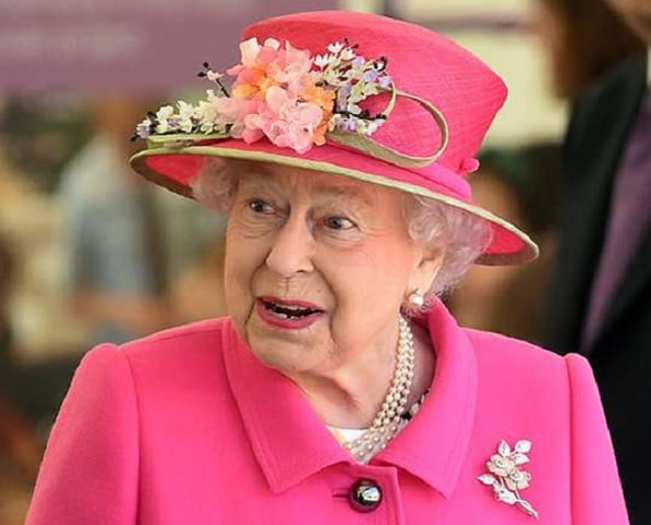 A Rainha Elizabeth II afirmou que vai abdicar do trono aos 95 anos de idade para seu filho assumir (Foto: Reprodução)