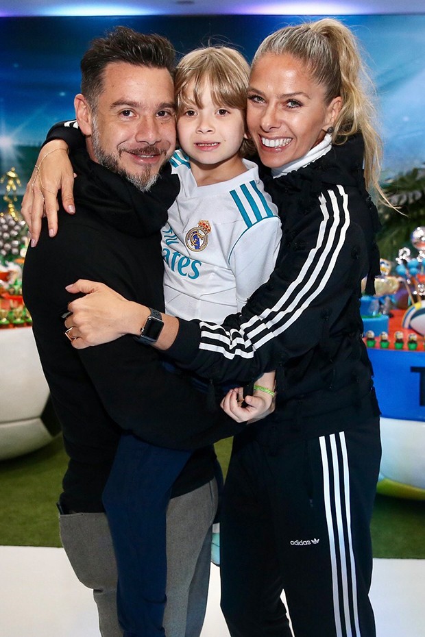 A atriz e apresentadora Adriane Galisteu, seu marido, o empresário Alexandre Iodice e o filho do casal, Vittorio (Foto: Divulgação)