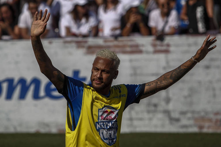 De visual novo, Neymar revelou seu estado de saúde (Foto: Reprodução)