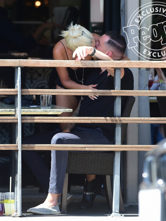 Foto da cantora Lady Gaga beijando Dan Horton (Foto: Reprodução)