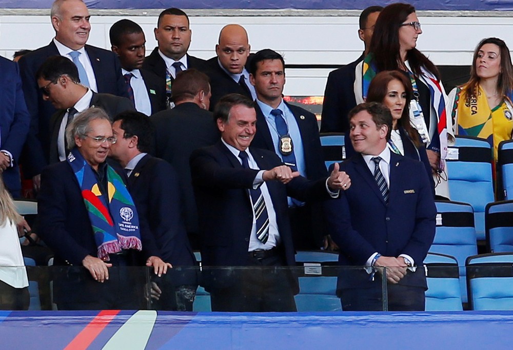 Bolsonaro acena durante jogo da Seleção, que também contou com a presença de Anitta (Foto: REUTERS/Luisa Gonzalez)