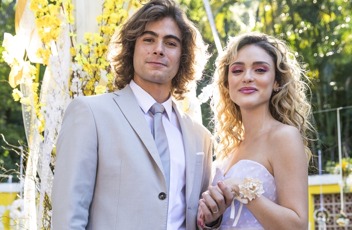 João (Rafael Vitti) e Manu (Isabelle Drummond) no casamento no último capítulo de Verão 90 (Foto: Globo/João Miguel Júnior)